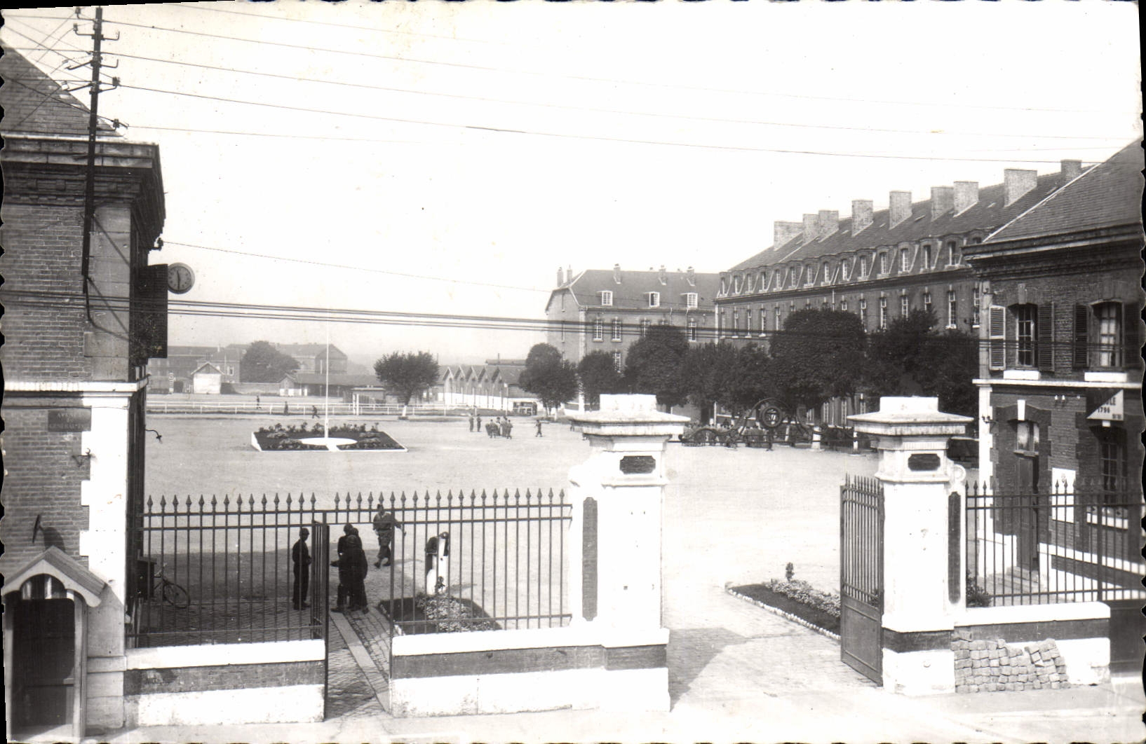 CPM Amiens Somme la Caserne Friant Militaria