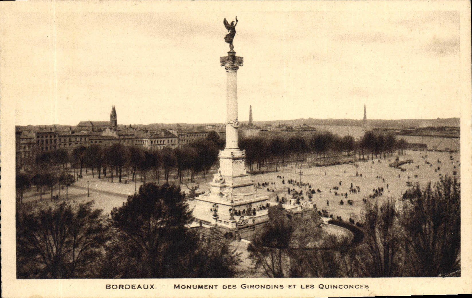 CPA Bordeaux Monument des Girondins et les Quinconces 