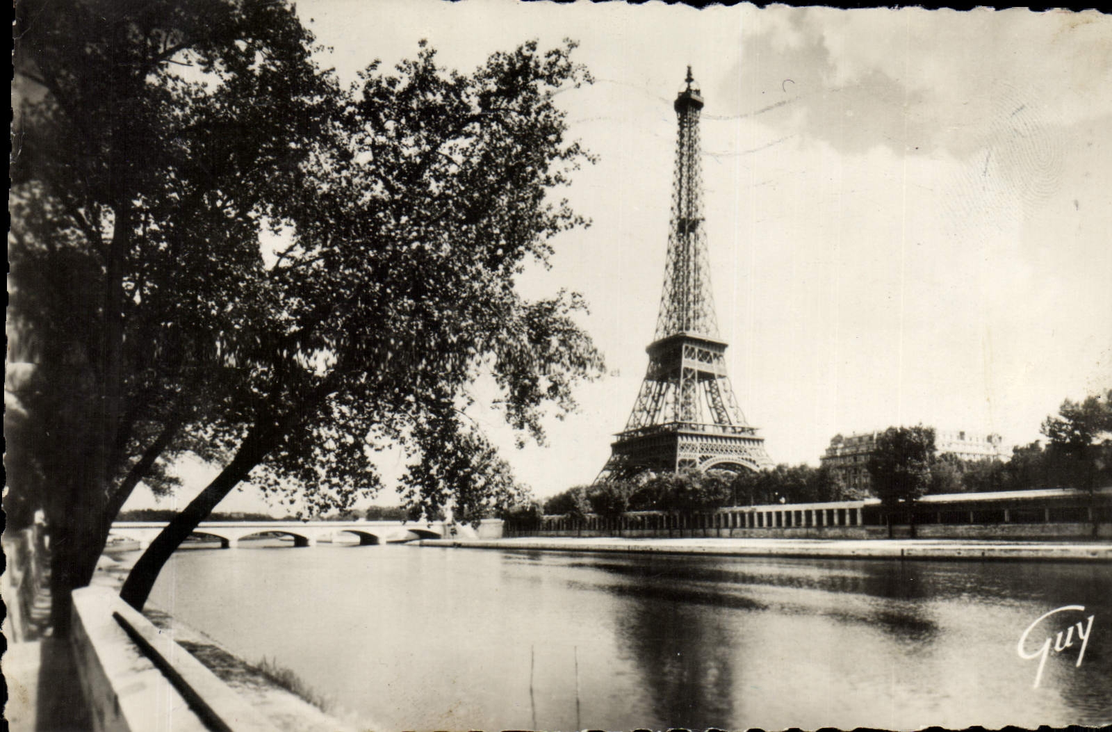 CPA La tour Eiffel vue de l'Avenue de New York Paris