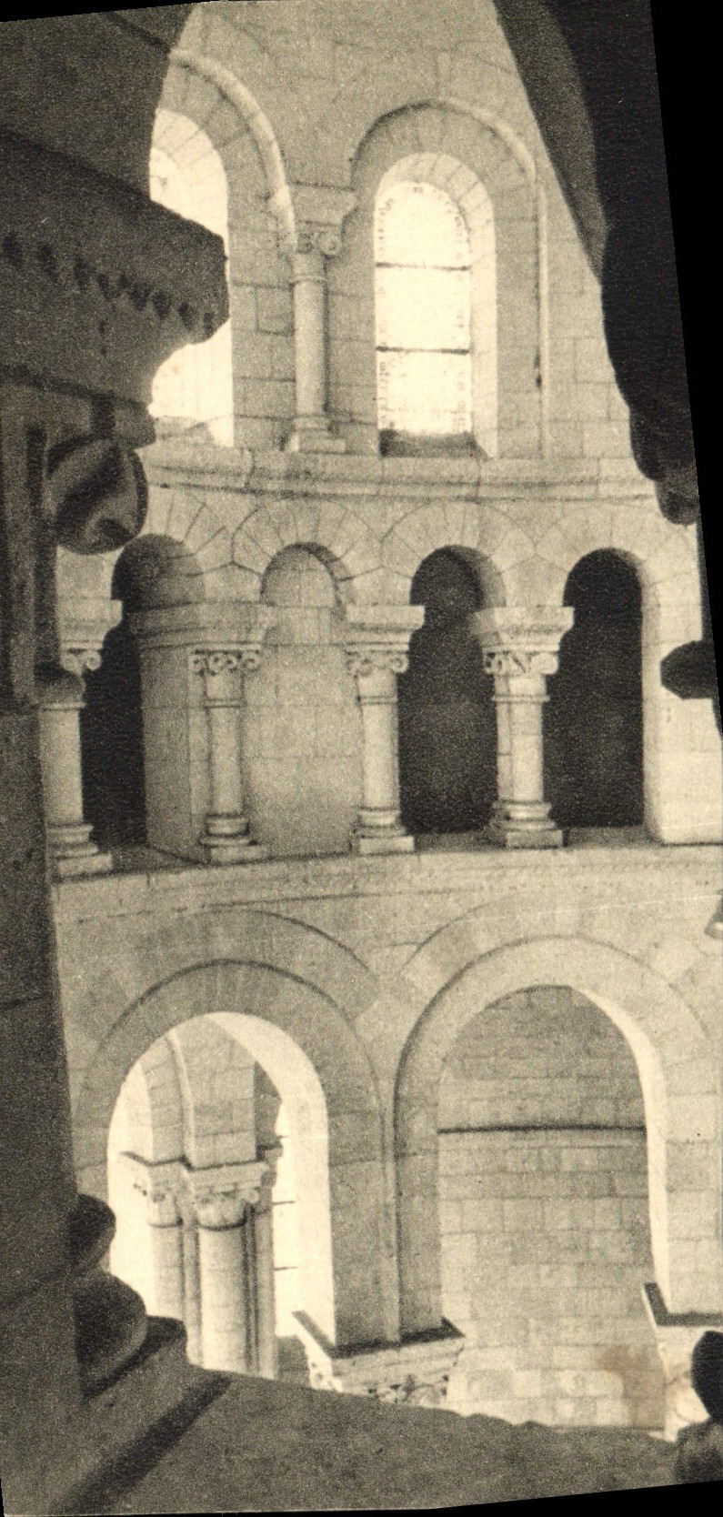 CPA Fontgombault L'Eglise abbatiale Le Triforium