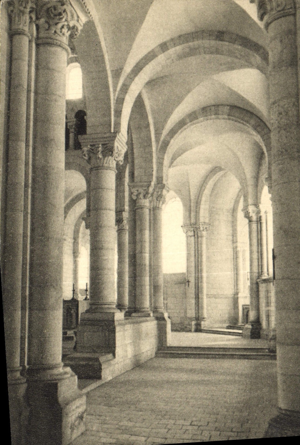 CPA Fontgombault L'Eglise abbatiale Le Deambulatoire