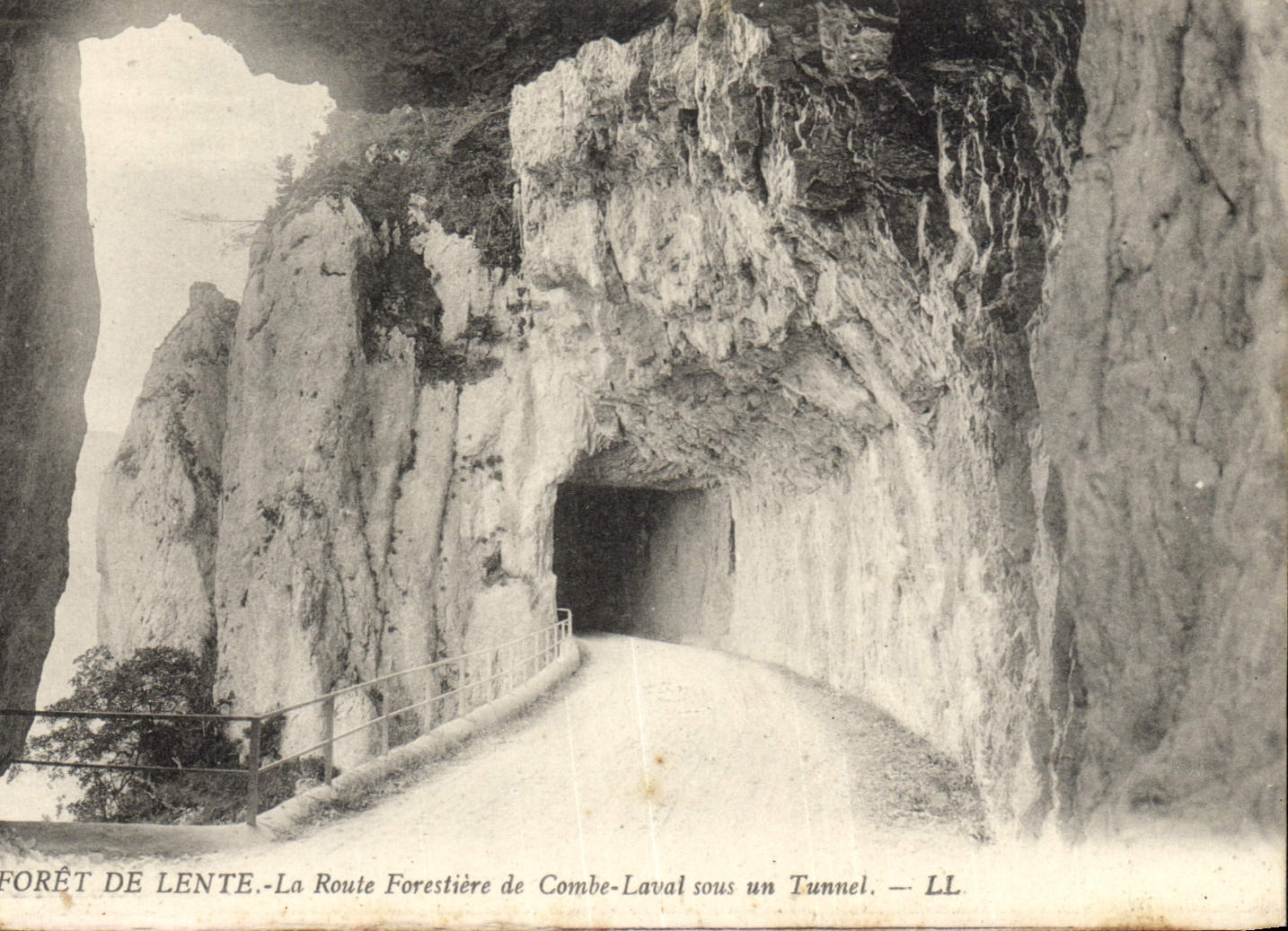 CPA Foret de Lente la Route Forestiere de Combe Laval sous un Tunnel
