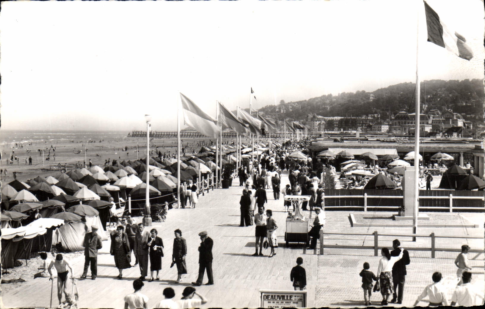 CPM Deauville plage Fleurie les planches et la plage
