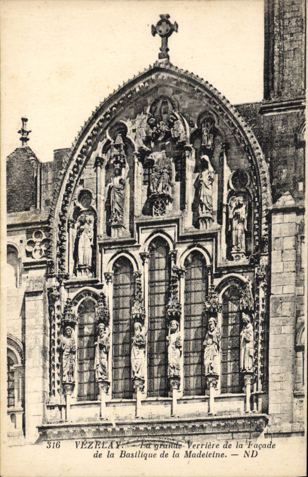 CPA Vezelay la grande Verriere de la facade de la Basilique de la Madeleine 