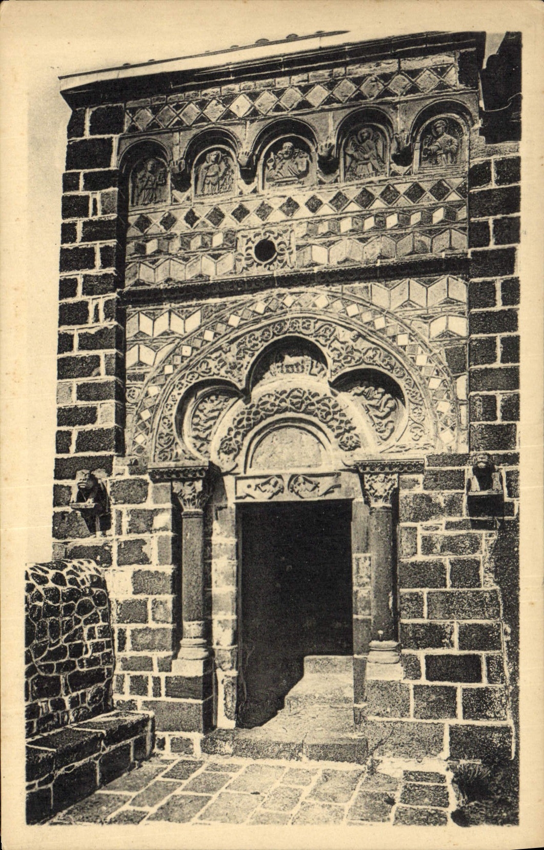 CPA Le Puy entree de la Chapelle St MIchel XI s 