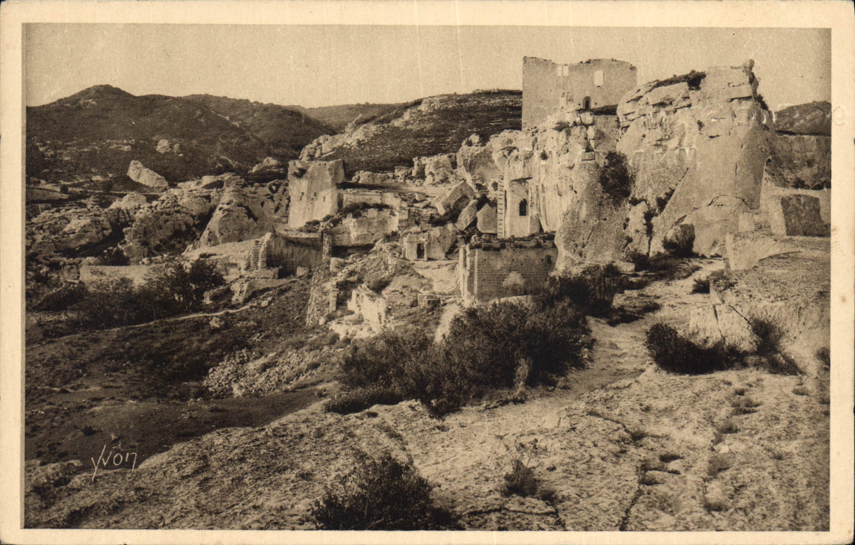 CPA Les Baux Ensemble des Ruines de l'Ancien hopital Ste Blaise et du chateau des Baux 