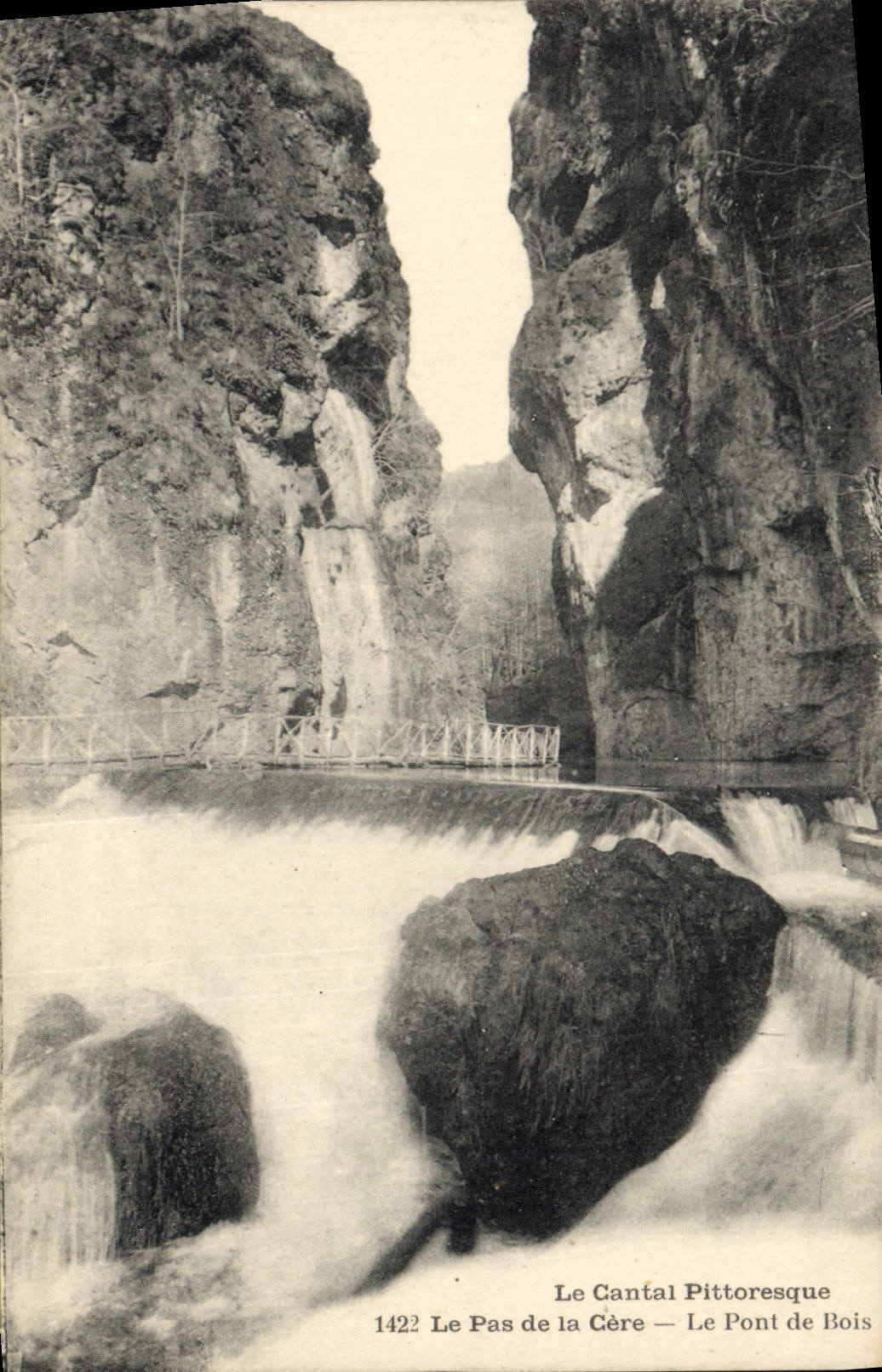 CPA Le cantal Pittoresque le PAs de la Cere le Pont de Bois 