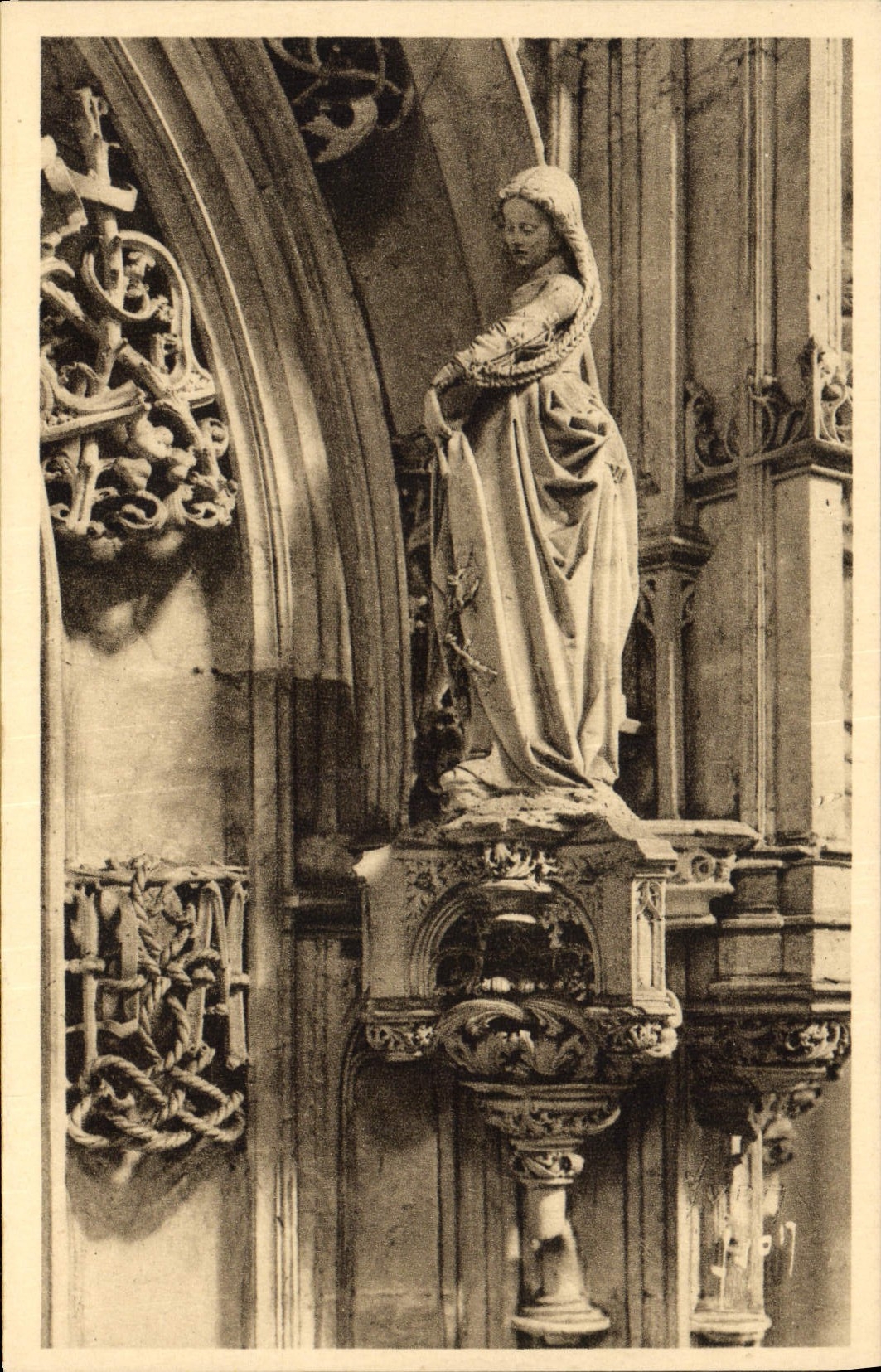 CPA Bourg Ain Eglise de Brou Statuette du Tombeau de Marguerite d'Autriche Madeleine avant sa Conver