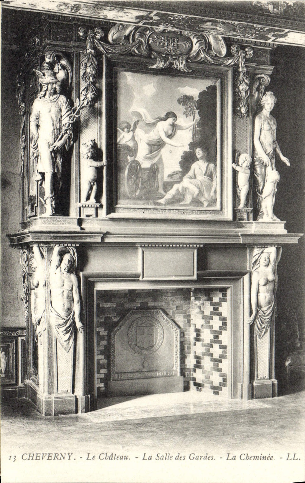 CPA Cheverny le chateau la salle des gardes la cheminee