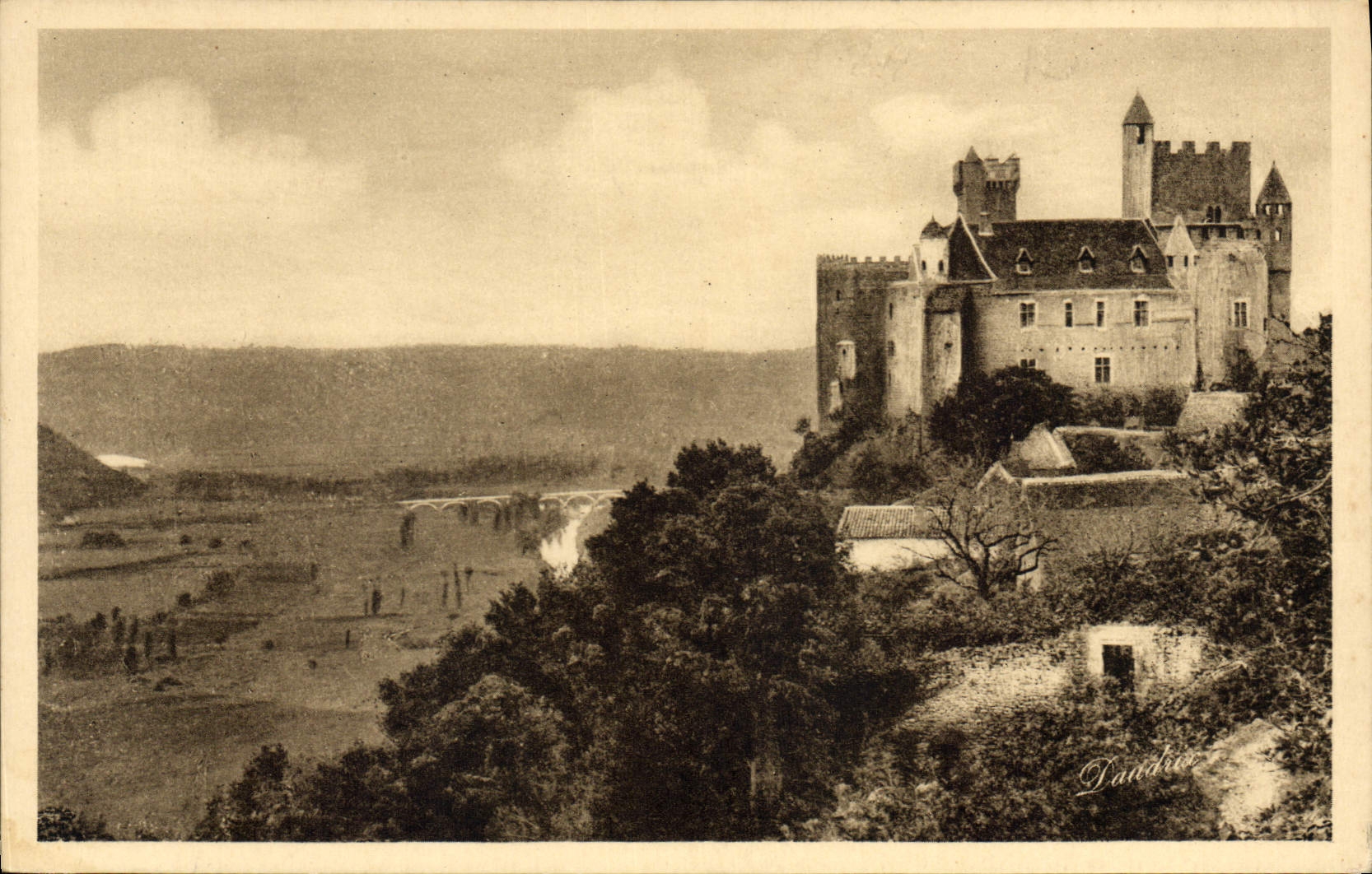 CPA La Dordogne Pittoresque Chateau de Beynac en Sarladais Le Donjon