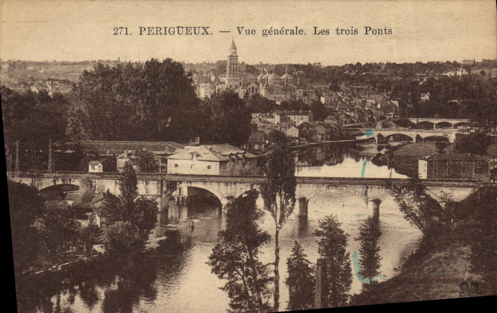 CPA Perigueux Vue Generale Les trois Ponts 