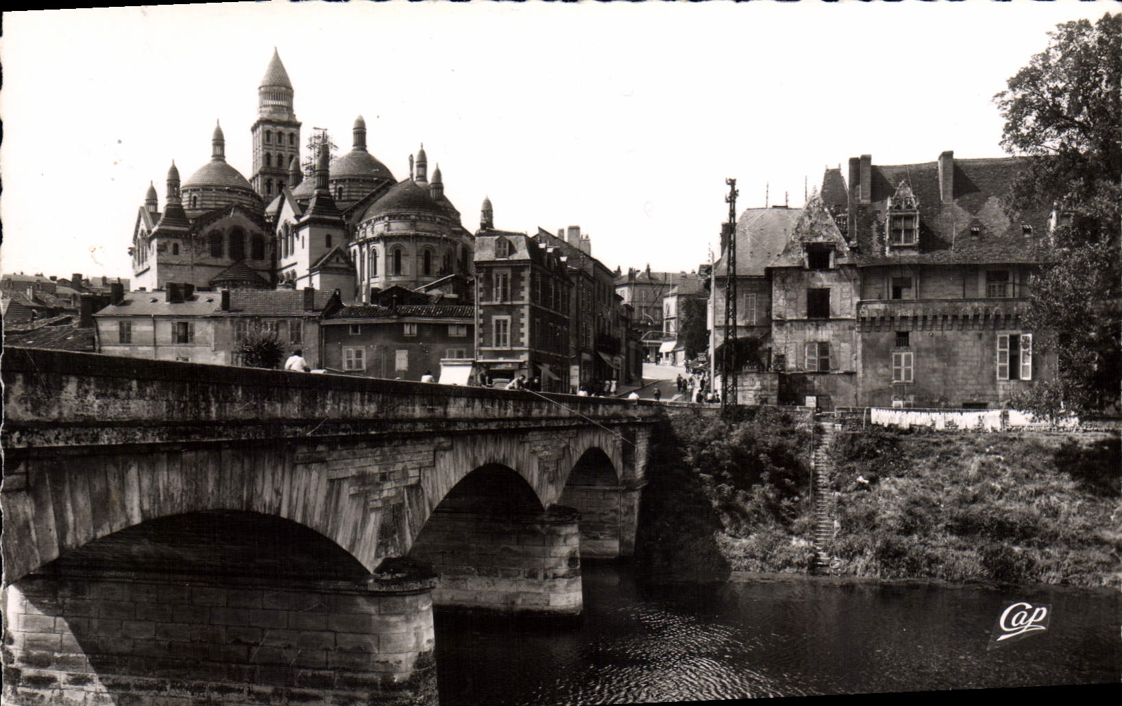 CPA Perigueux Les Bords de l'Isle et la Cathedrale Saint Front