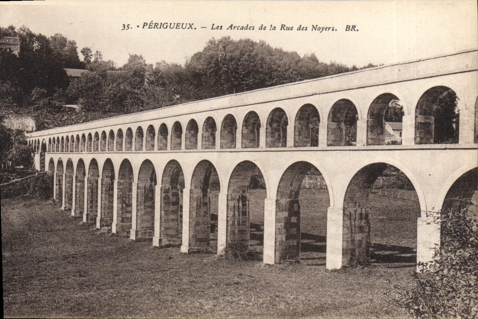 CPA Perigueux Les Arcades de la Rue des Noyers