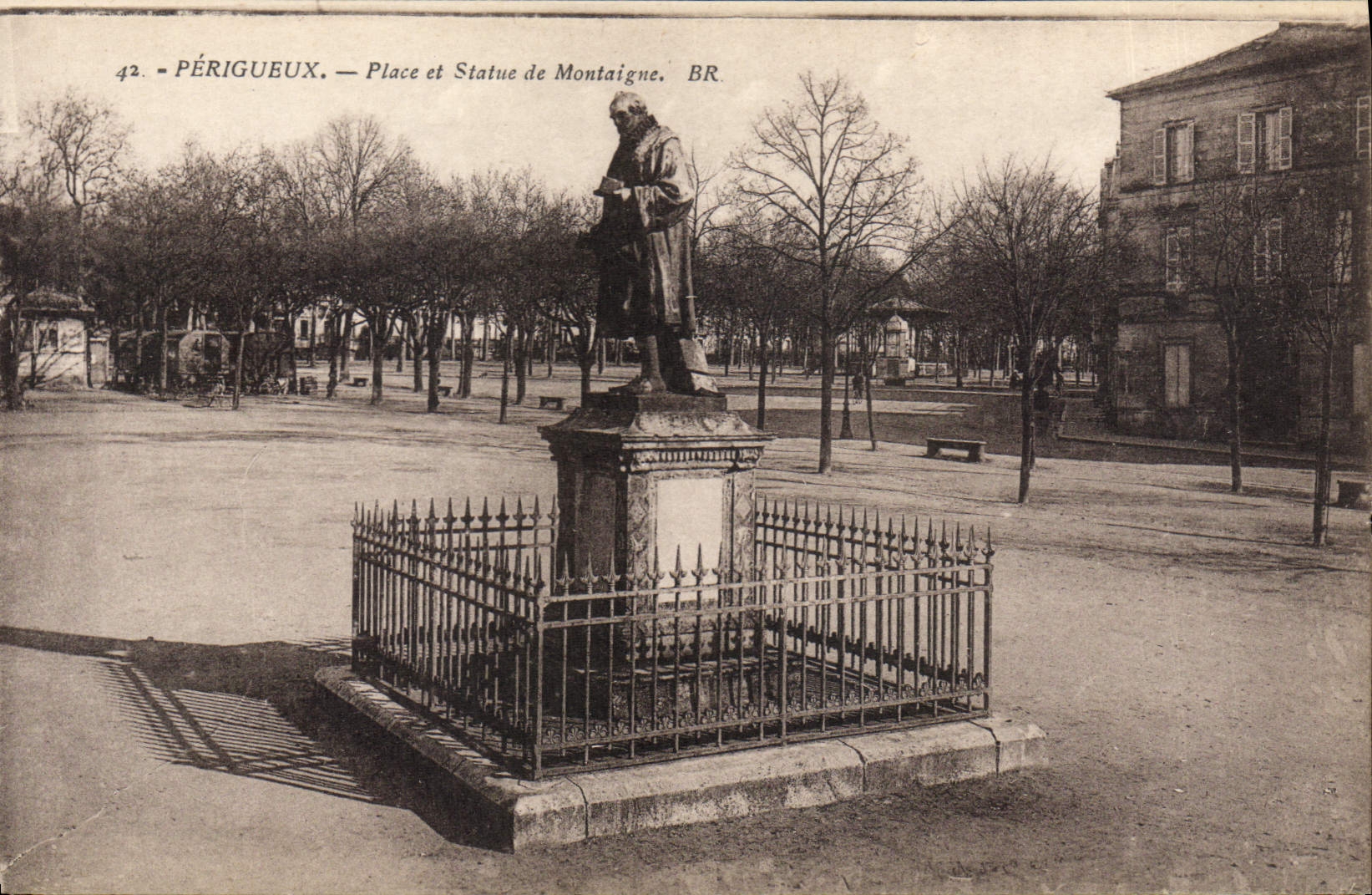 CPA Perigueux Place et Statue de Montaigne