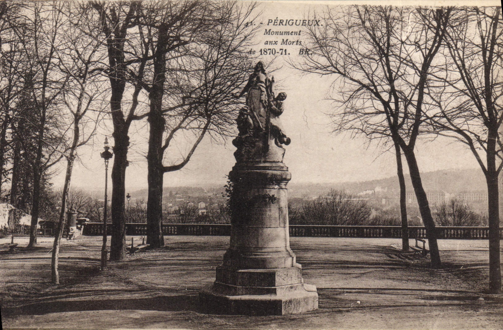 CPA Perigueux Monument anx Morts 