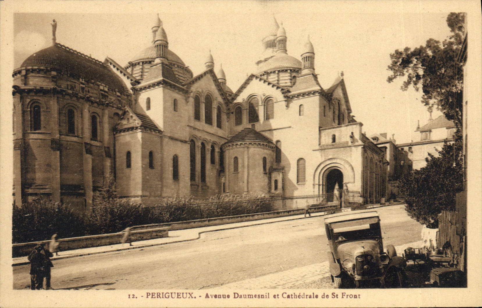 CPA Perigueux Avenue Daumesnil et Cathedrale de St Front Automobile
