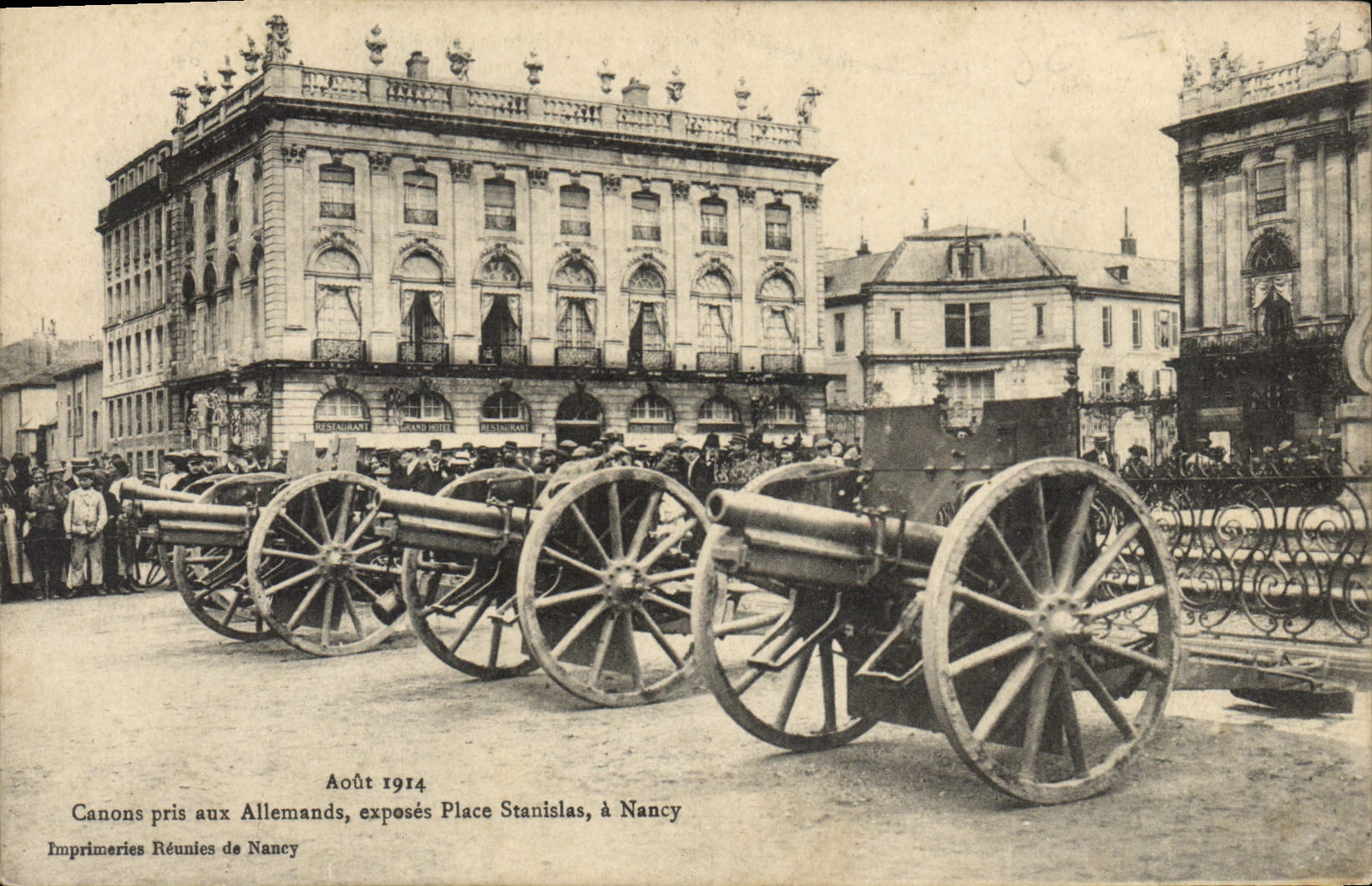 CPA Aout 1914 Canons pris aux Allemands exposes Place Stanislas a Nancy Militaria