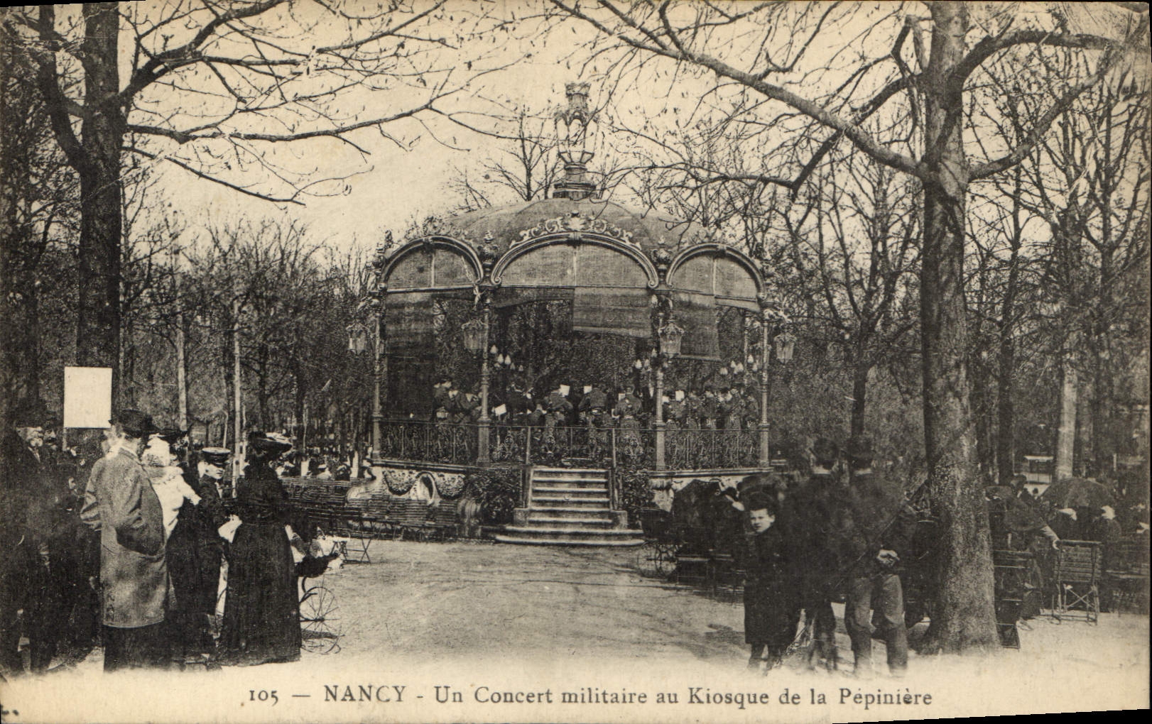 CPA Nancy Un Concert militaire au Kiosque de la Pepiniere Militaria 