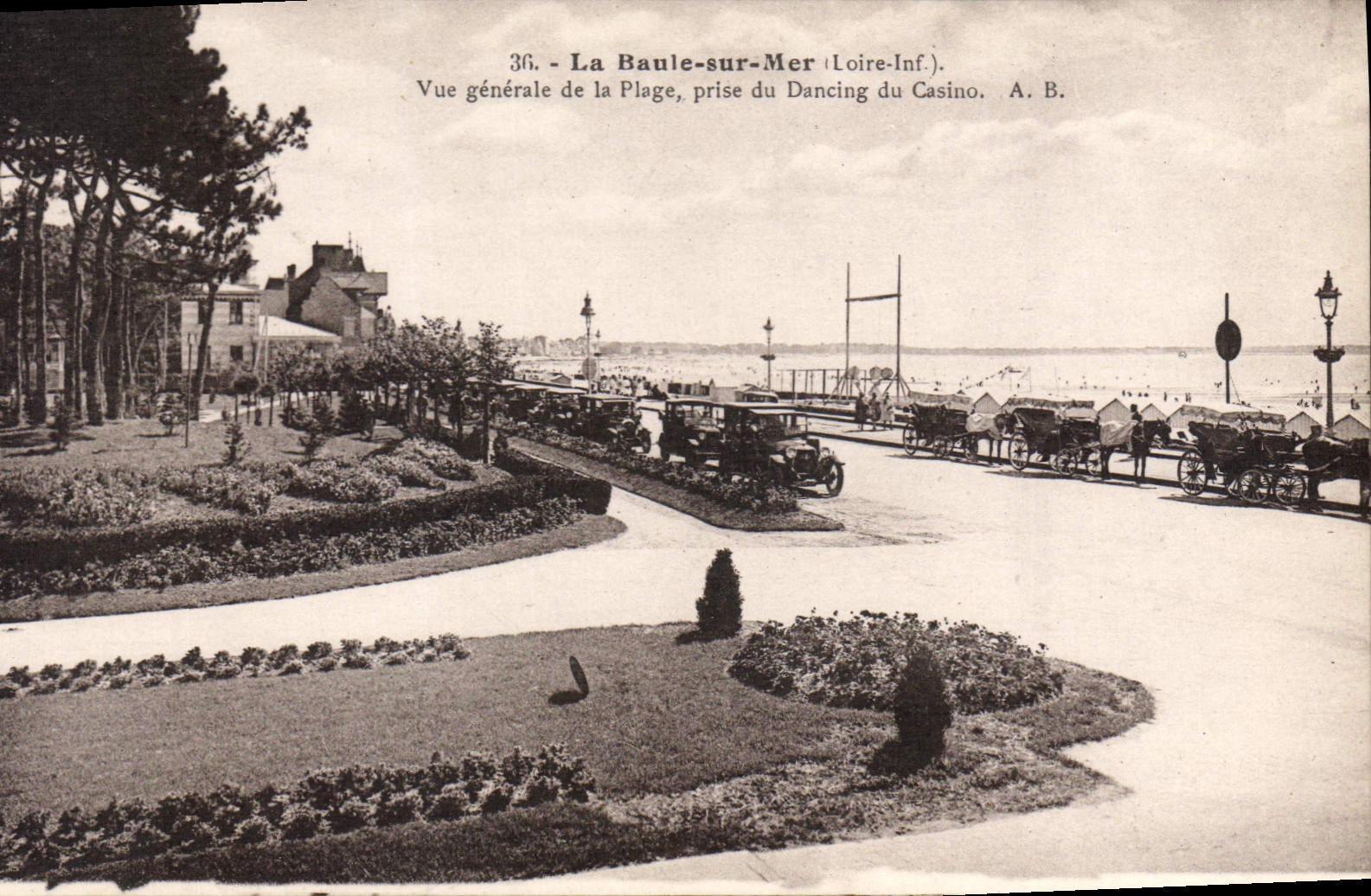 CPA La Baule sur Mer Loire Inf Vue generale de la Plage prise du Dancing du Casino
