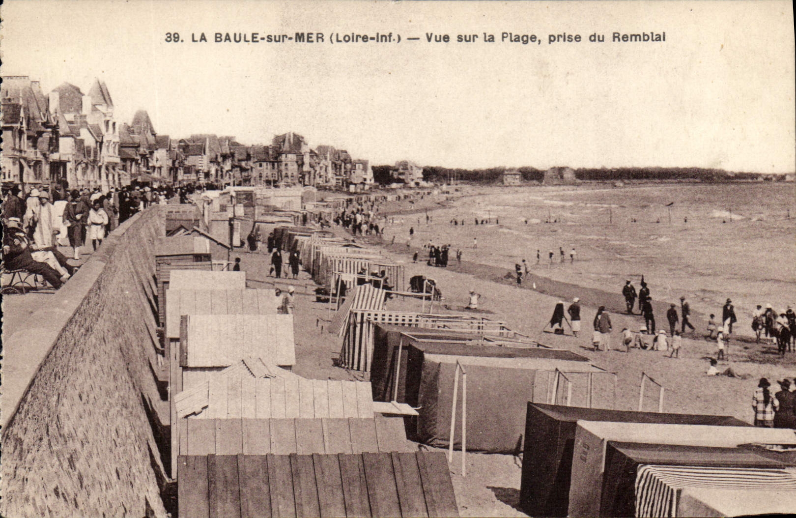CPA La Baule sur Mer Loire Inf Vue sur la Plage prise du Remblai 