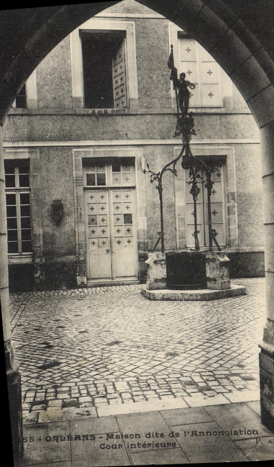 CPA Orleans Maison dite de l'Annonoiation cour interieure 
