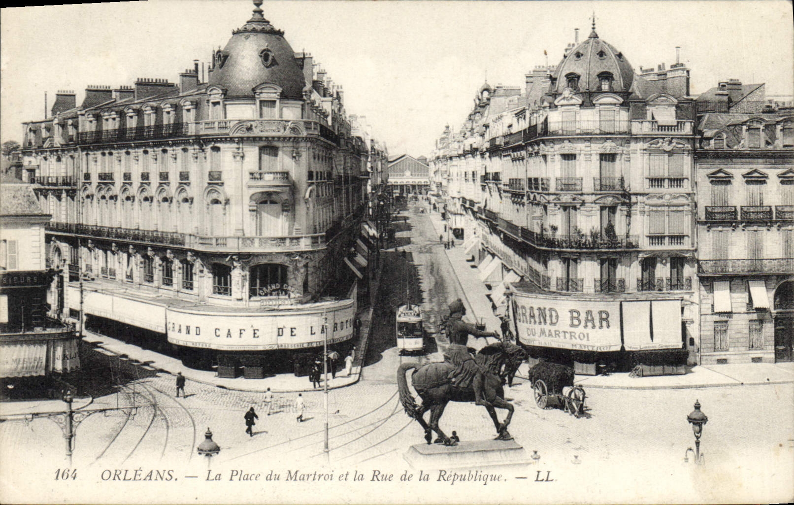 CPA Orleans Place du Martroi et la Rue de la Republique 