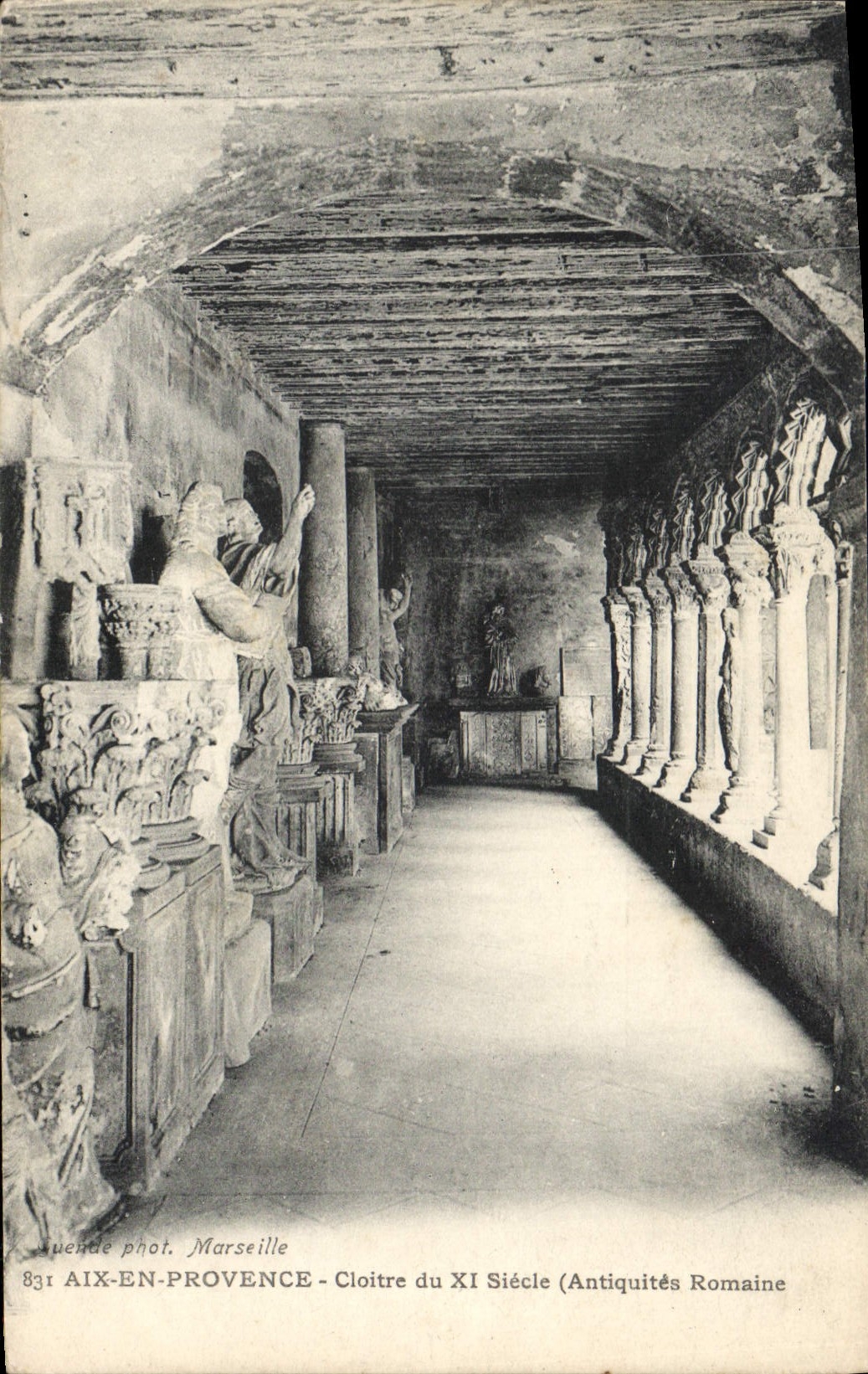 CPA Aix en Provence Cloitre du XI Siecle Antiquites Romaine 