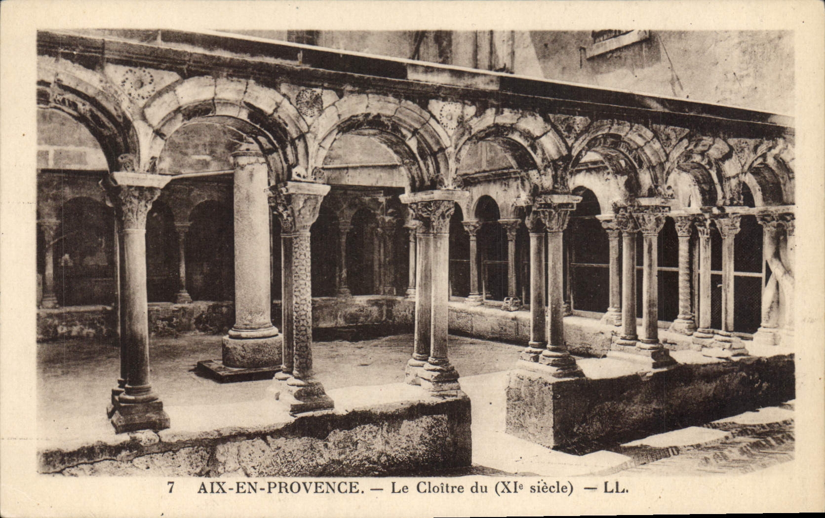 CPA Aix en Provence Le Cloitre du XI siecle 
