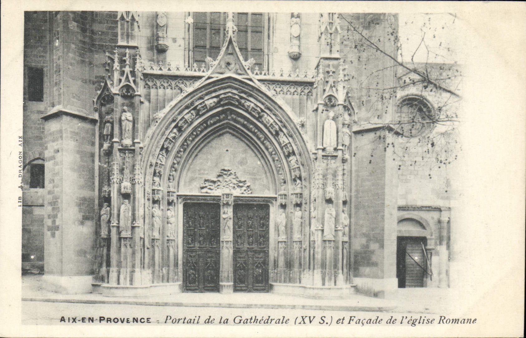 CPA Aix en Provence Portail de la Cathedrale XV S et Facade de l'eglise Romane 