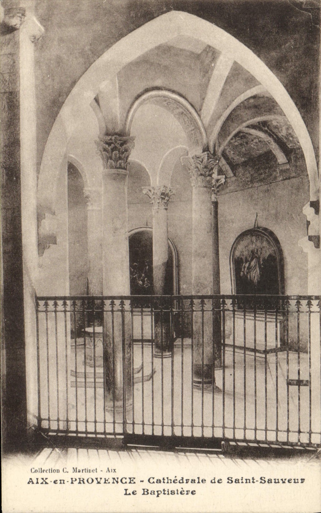 CPA Aix en Provence Cathedrale de Saint Sauveur Le Baptistere 