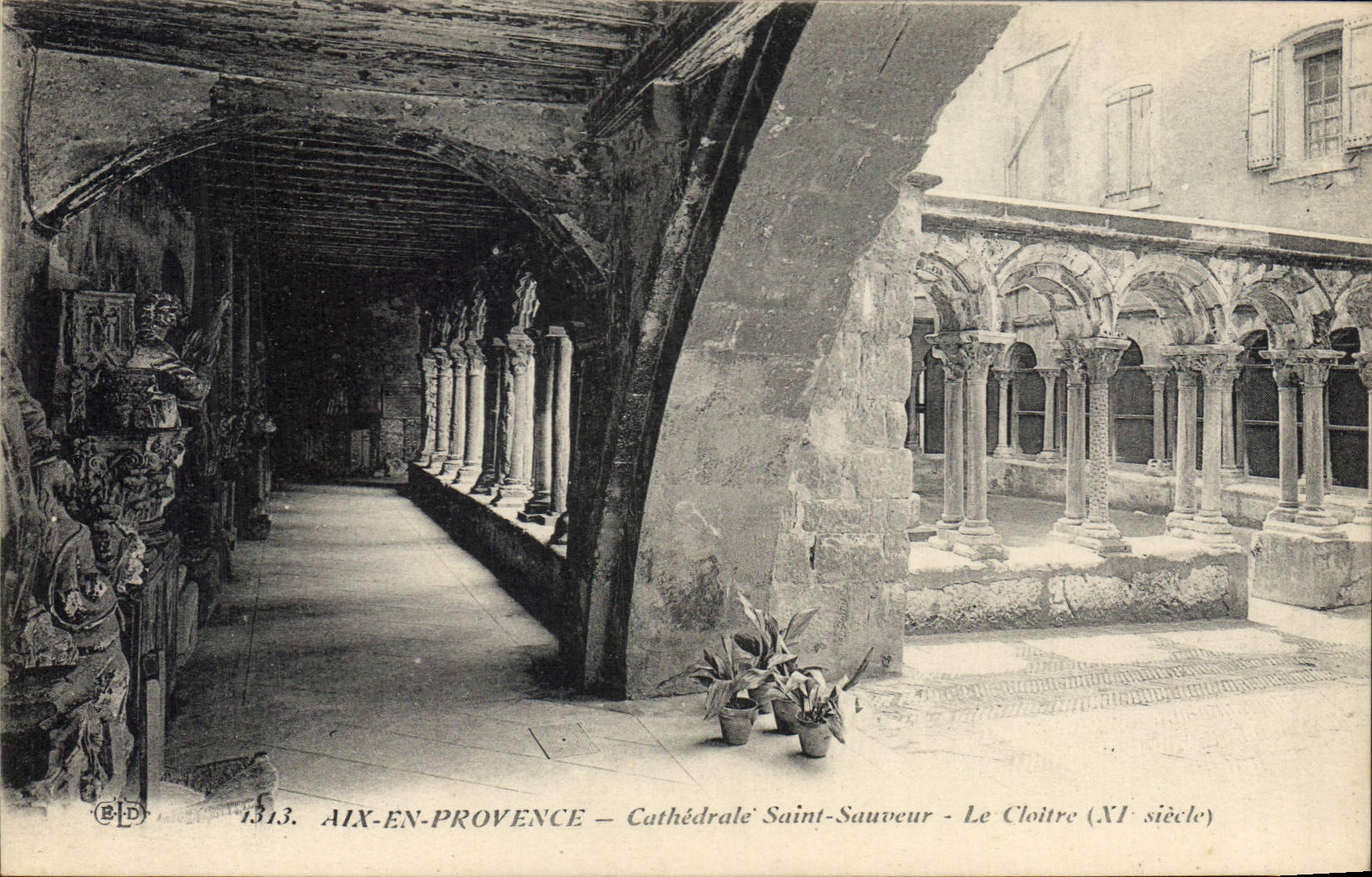 CPA Aix en Provence Cathedrale Saint Sauveur le Cloitre Xi siecle