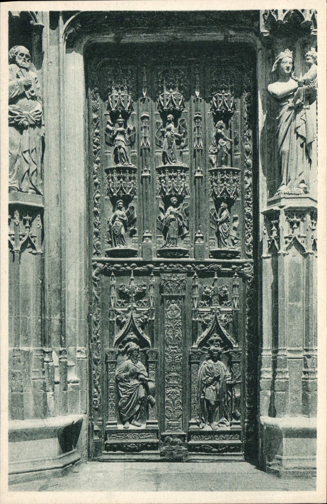 CPA Aix en Provence porte de la cathedrale detail des Sculptures