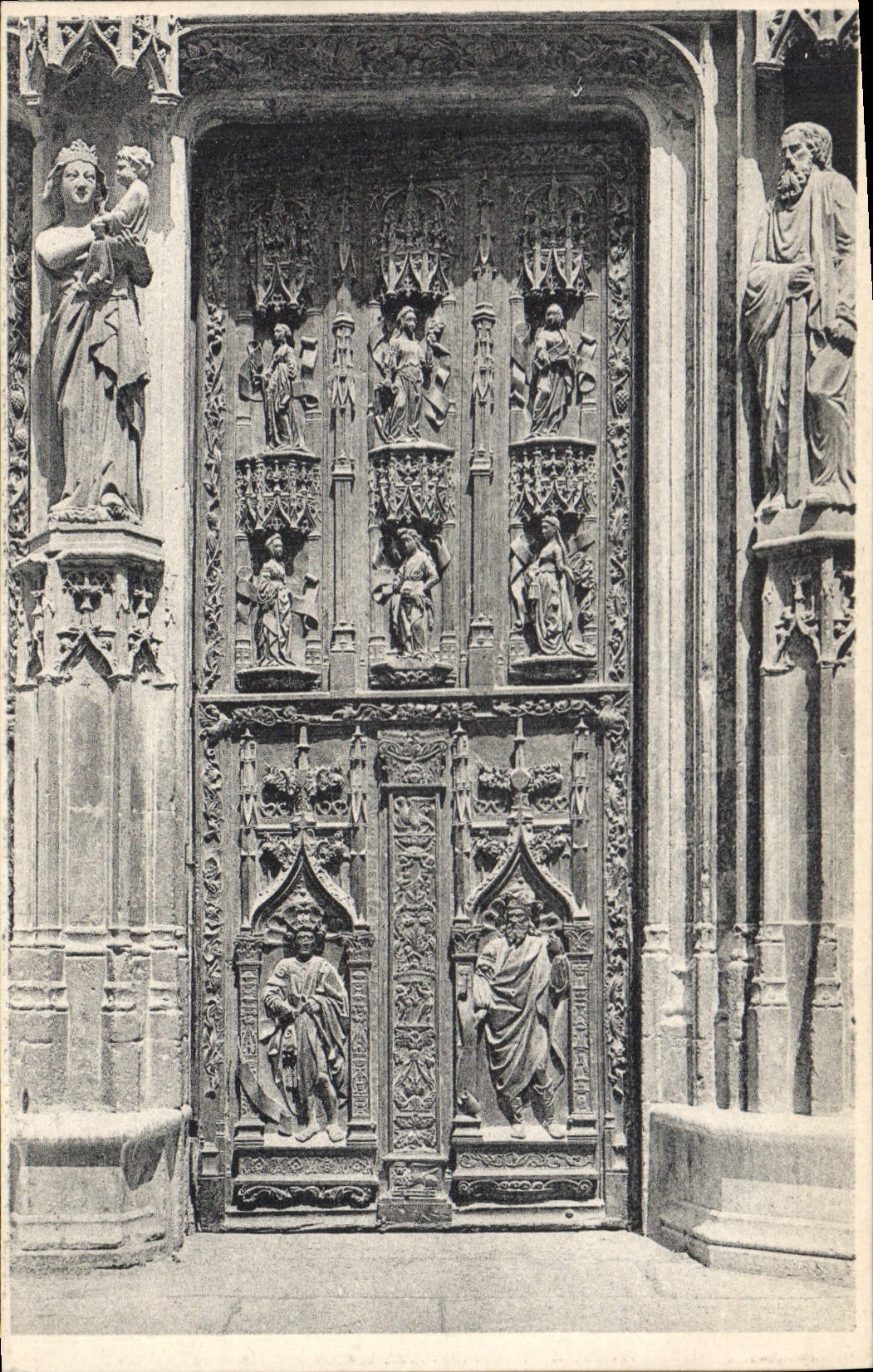CPA Aix en Provence porte de la cathedrale detail des Sculptures