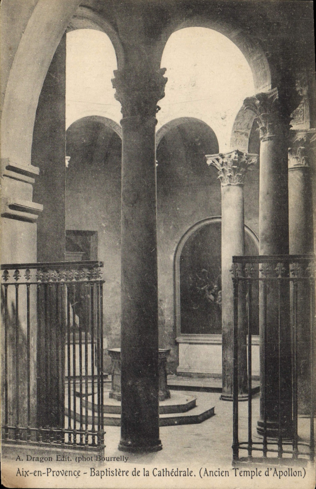 CPA Aix en Provence Baptistere de la cathedrale Ancien Temple d'Apollon