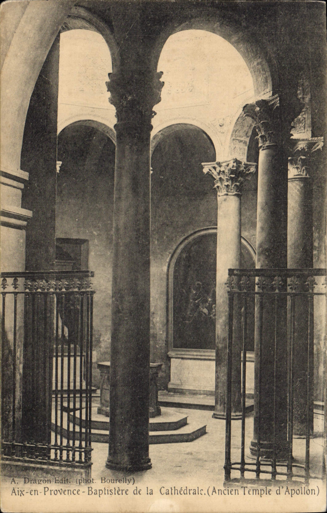 CPA Aix en Provence Baptistere de la cathedrale Ancien Temple d'Apollon