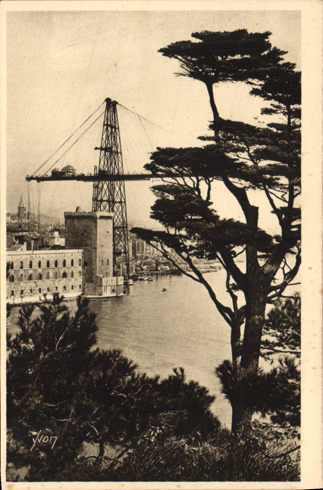 CPA Marseille Vue sur l'entree du vieux Port et le Pont transbordeaur