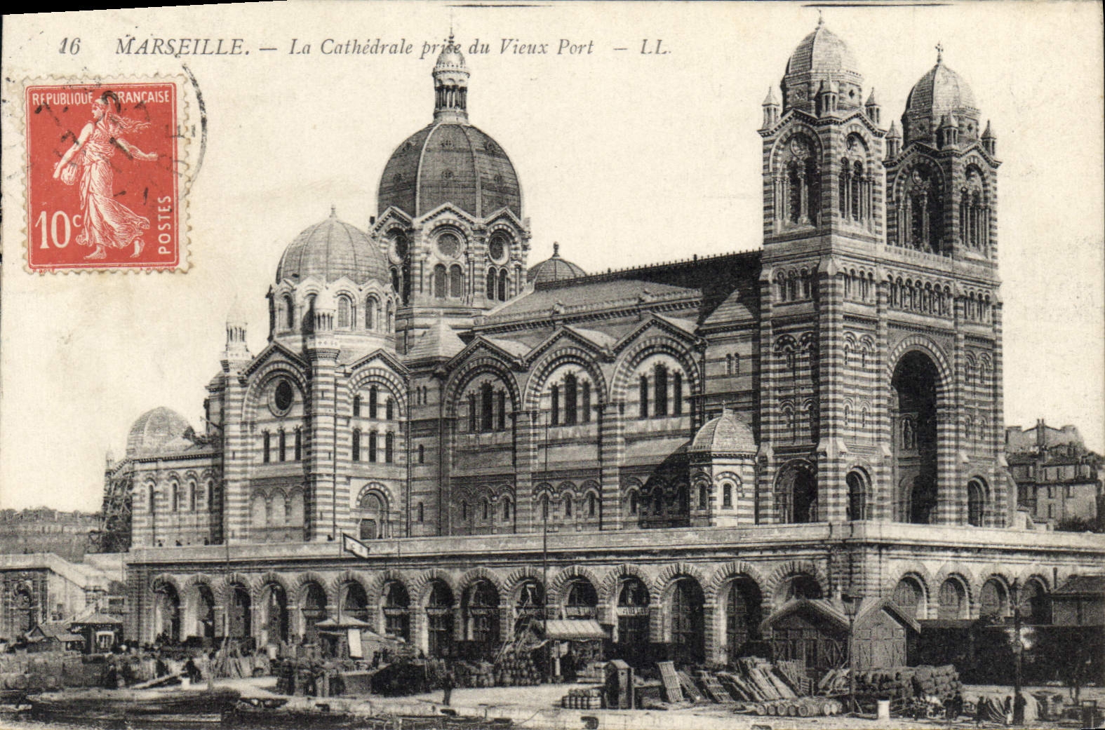 CPA Marseille La Cathedrale prise de Vieux Port