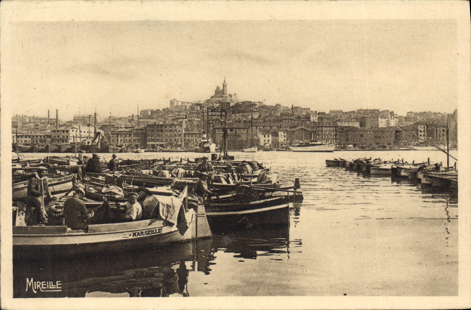 CPA Marseille Notre Dame de la Garde vue du Quai du port Bateaux