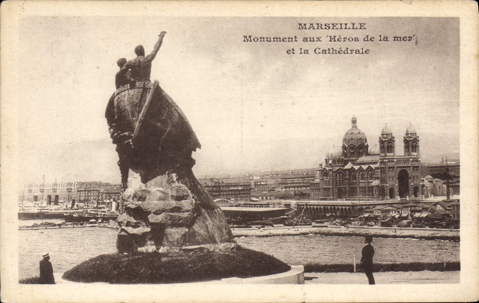 CPA Marseille Monument aux Heros de la mer et la Cathedrale