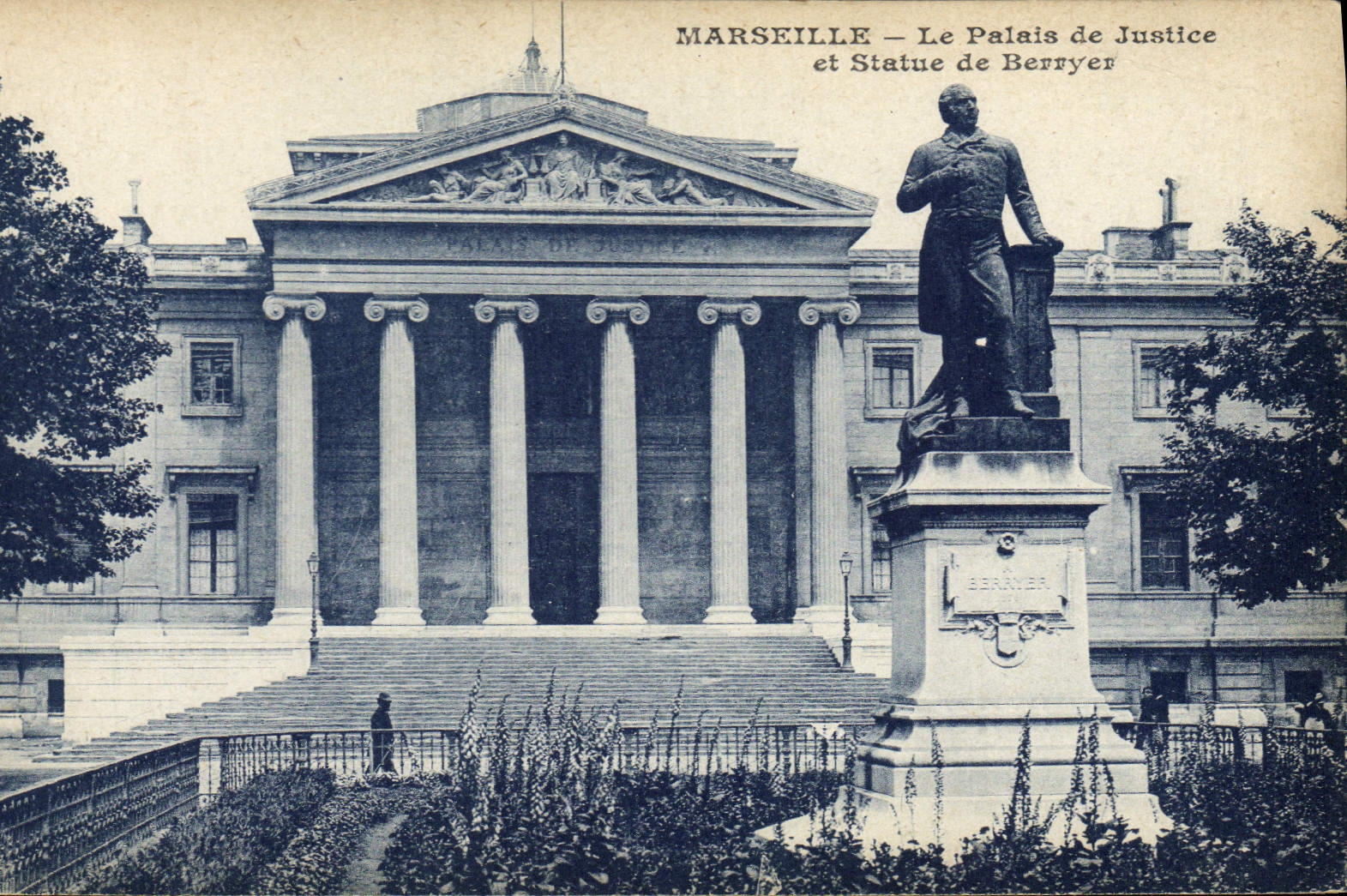 CPA Marseille le palais de Justice et Statue de Berryen 