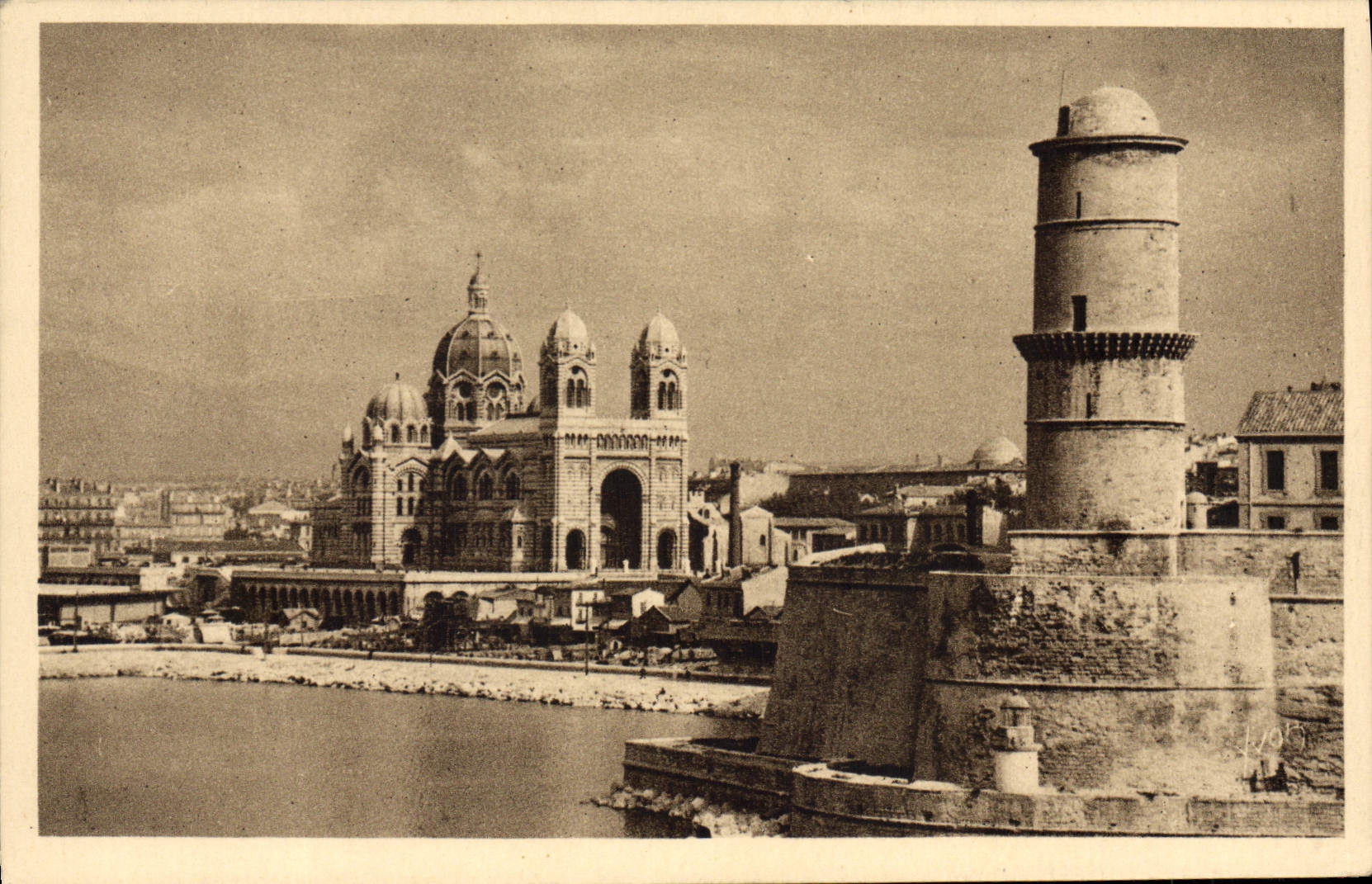 CPA Marseille Bouches du Rhone la cathedrale et le Fort St Jean 