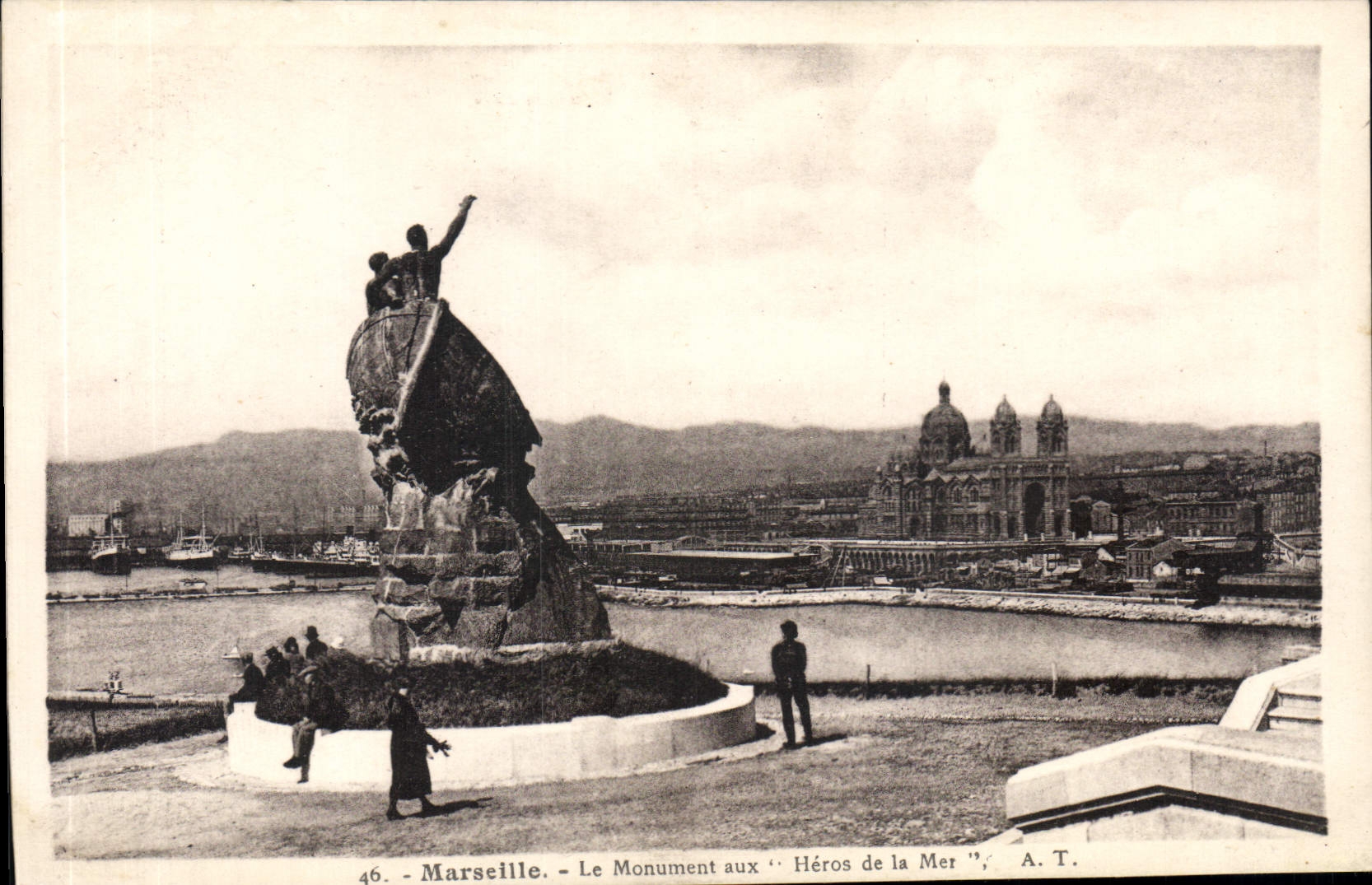 CPA Marseille le Monument aux Heros de la mer