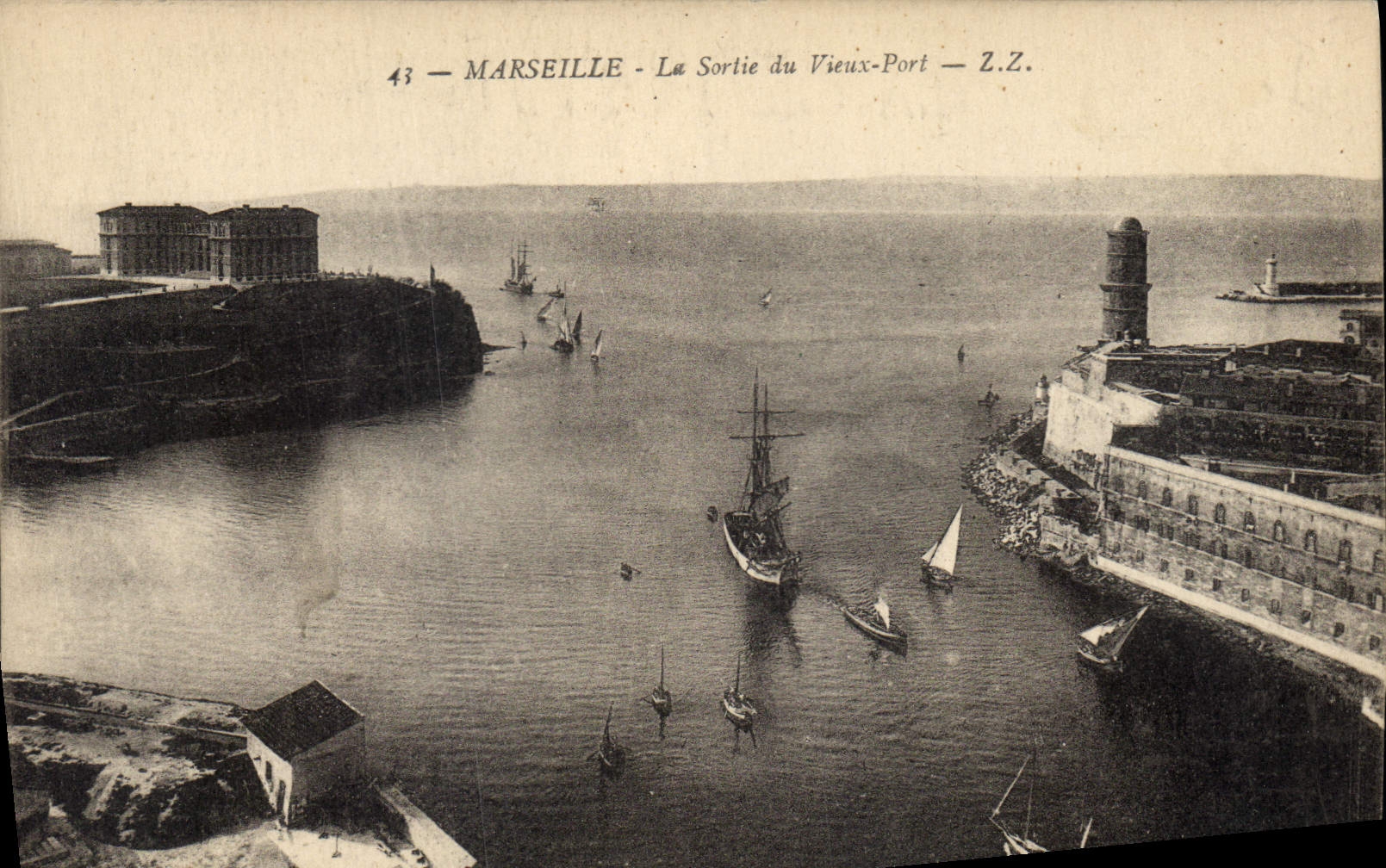 CPA Marseille la sortie du Vieux Port Bateaux
