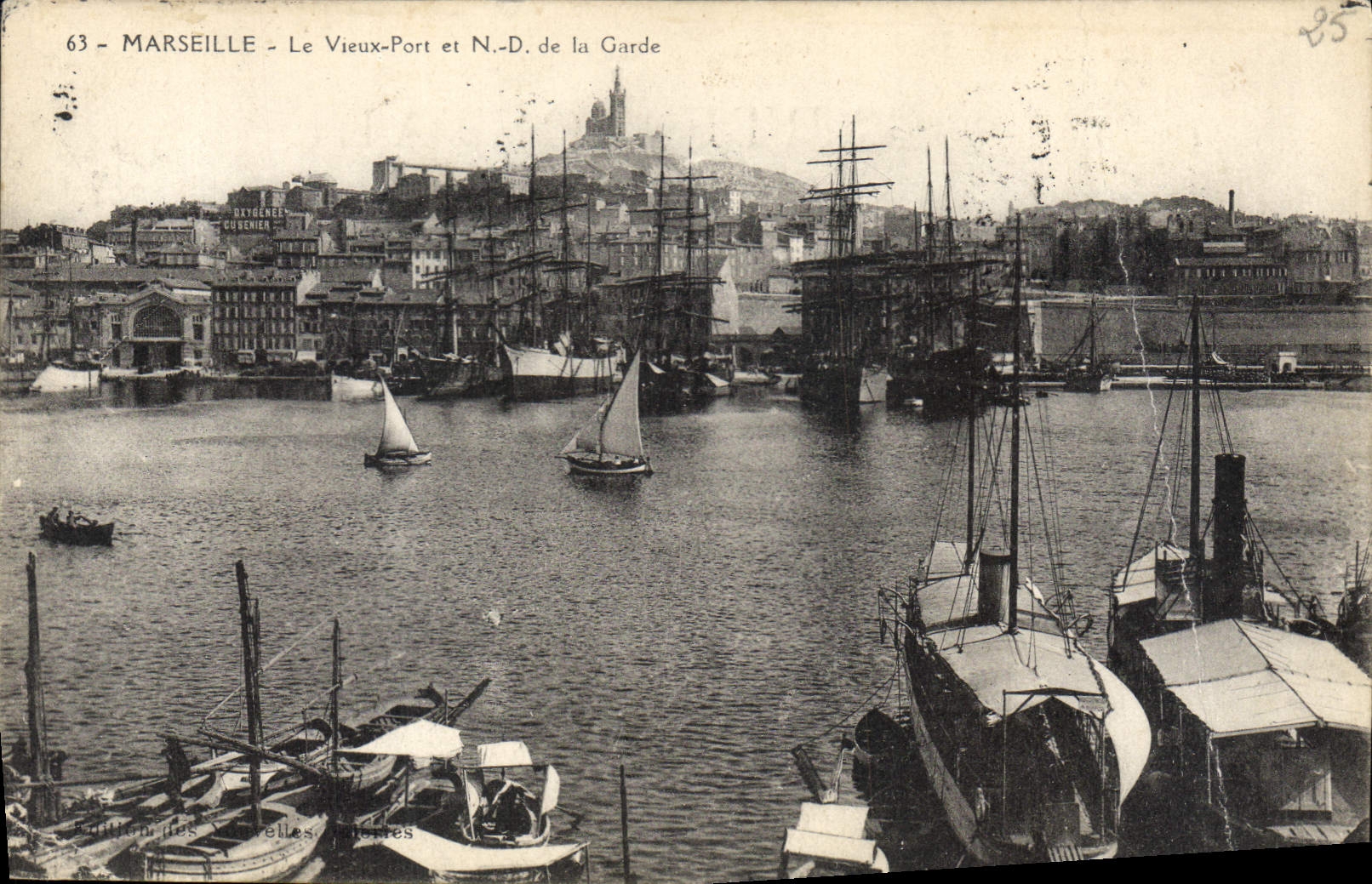 CPA Marseille le Vieux Port et N D de la Garde Bateaux