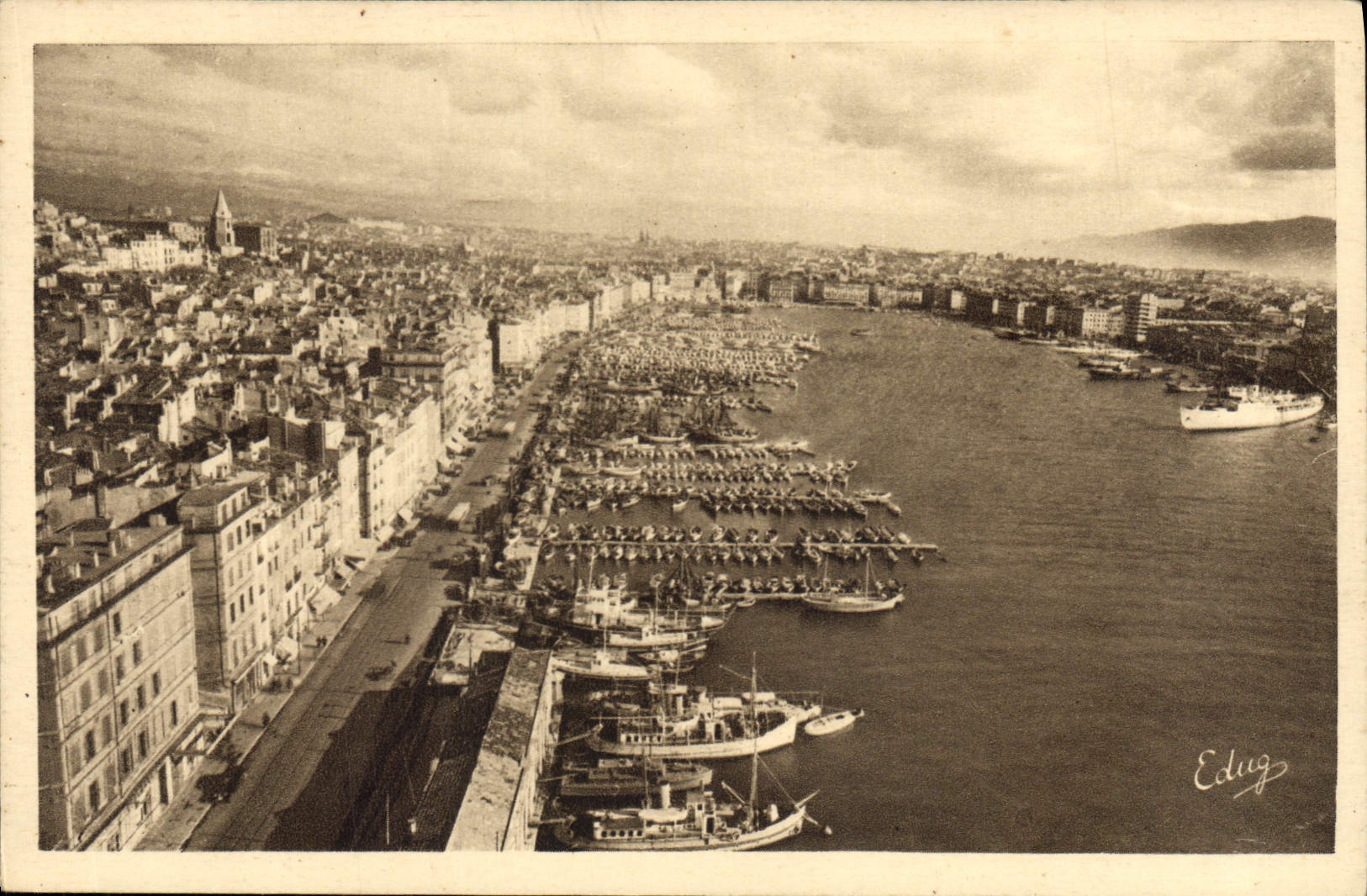 CPA Marseille le Vieux Port vu du Pont Transbordeur Bateaux