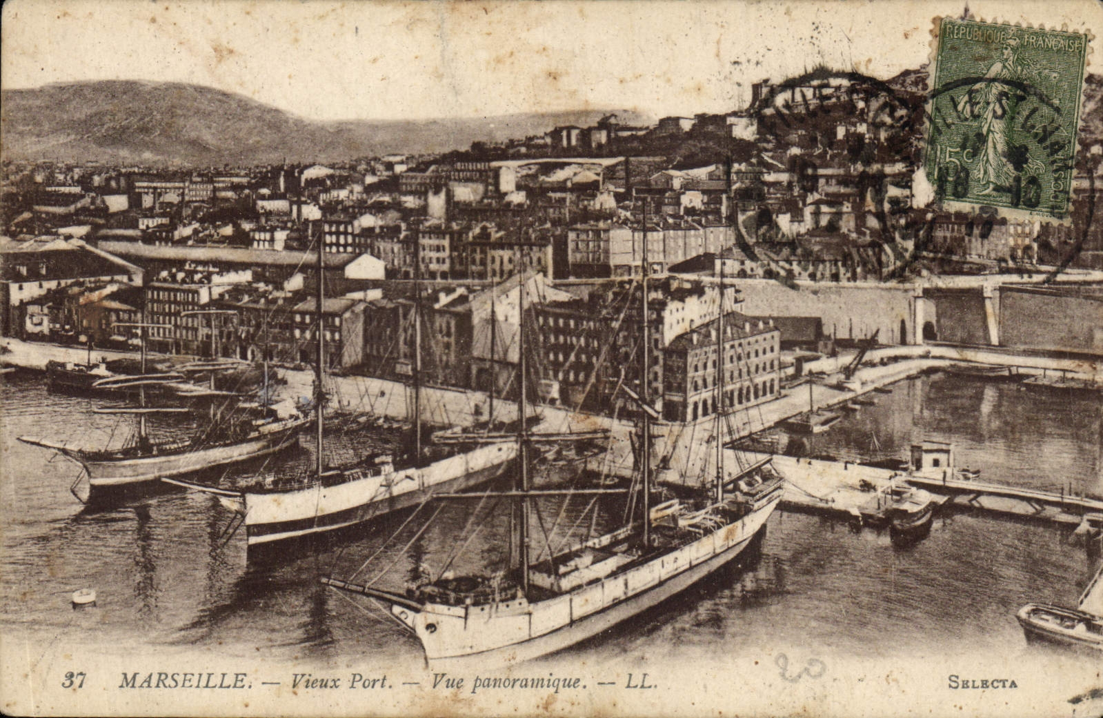 CPA Marseille Vieux Port vue Panoramique Bateaux