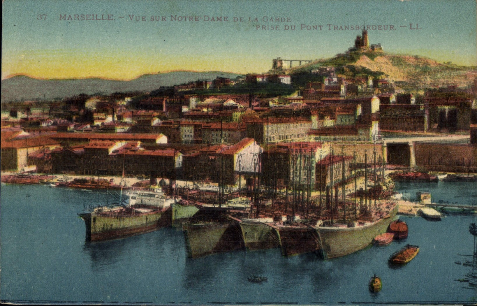 CPA Marseille vue sur Notre Dame de la Garde prise du Pont Transbordeur Bateaux