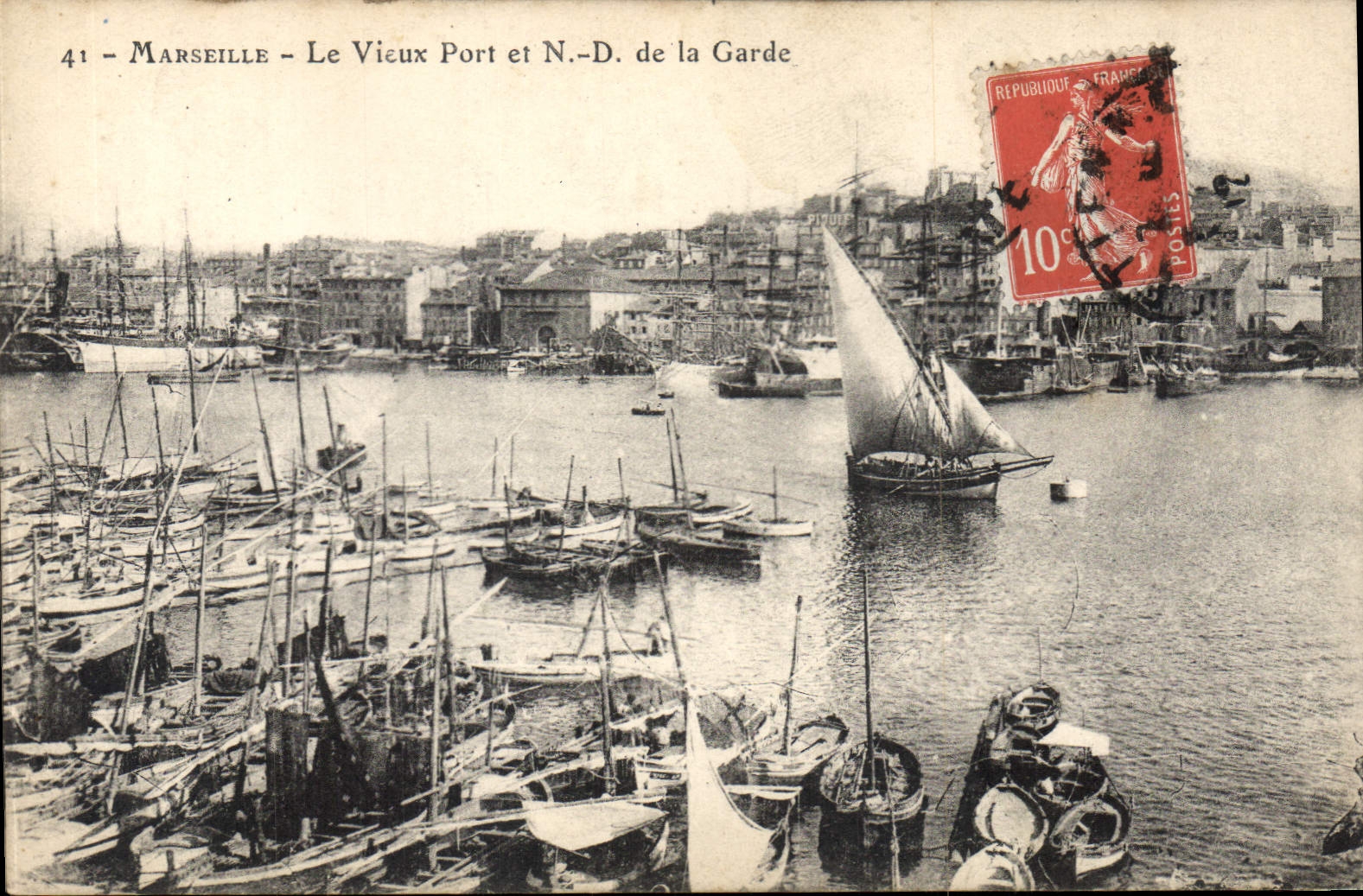 CPA Marseille le Vieux Port et N D de la Garde Bateaux
