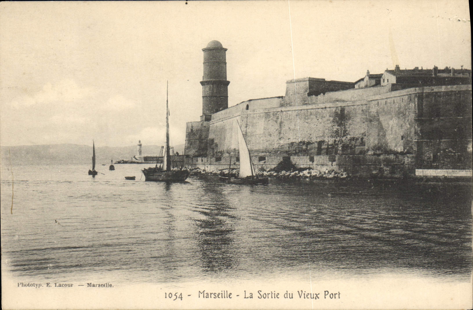 CPA Marseille la sortie du Vieux Port