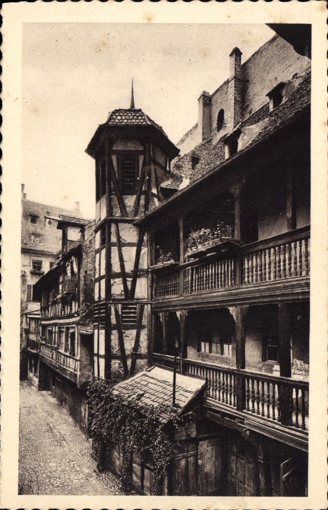 CPA Strasbourg cour du Corbeau 